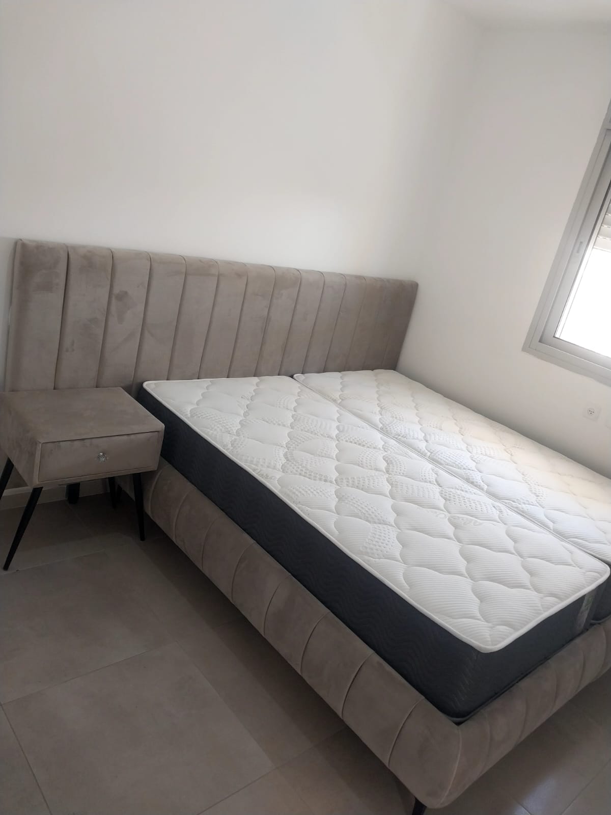 מיטה יהודית דגם פסים עם בסיס מעוצב